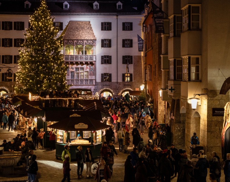Weihnachtsmarkt am Goldenen Dachl
© © Innsbruck Tourismus, Tom Bause Weihnachtsmarkt am Goldenen Dachl