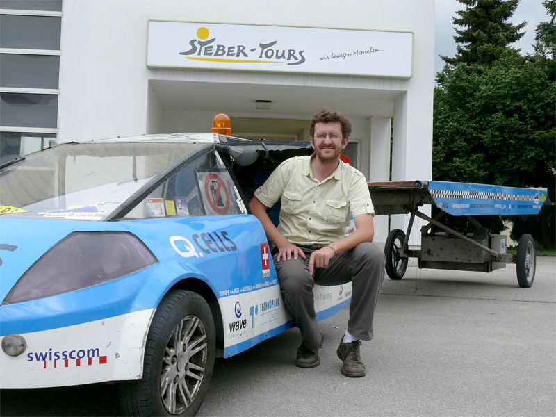 Louis Palmer besuchte 2008 das Unternehmen Steber-Tours mit seinem Solartaxi